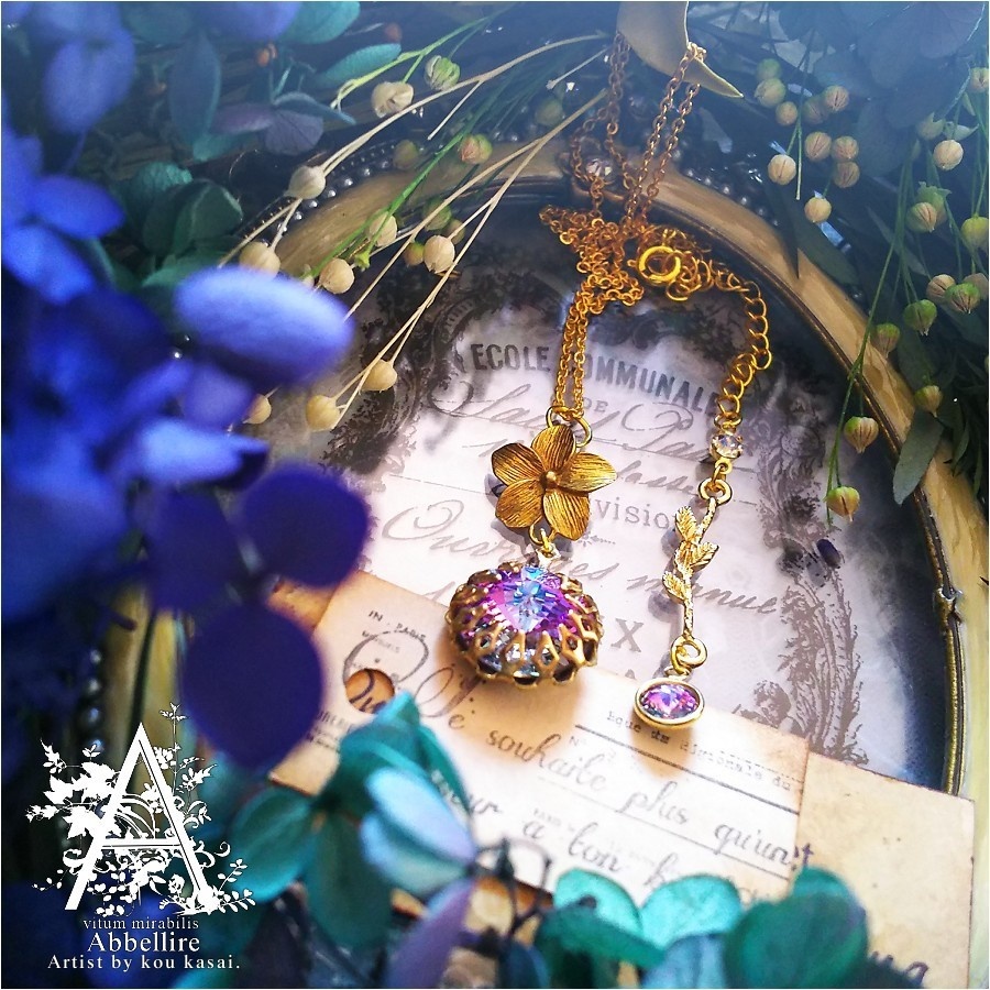 淑やかなプルメリアとヴィトレイルライトのネックレス-Vintage-