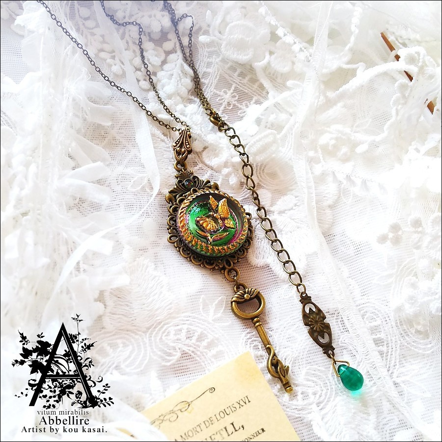 蝶と花の金古美ネックレス