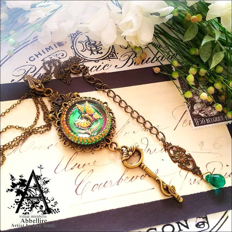 蝶と花の金古美ネックレス