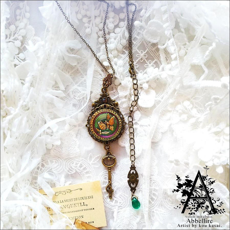 蝶と花の金古美ネックレス