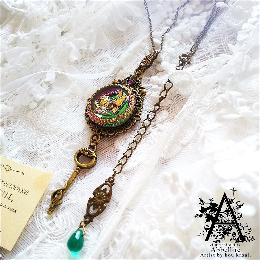 蝶と花の金古美ネックレス