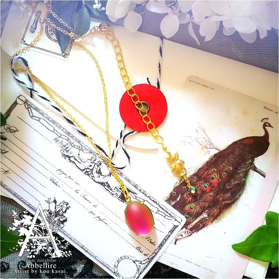 黄昏時の優美なグラデーションネックレス