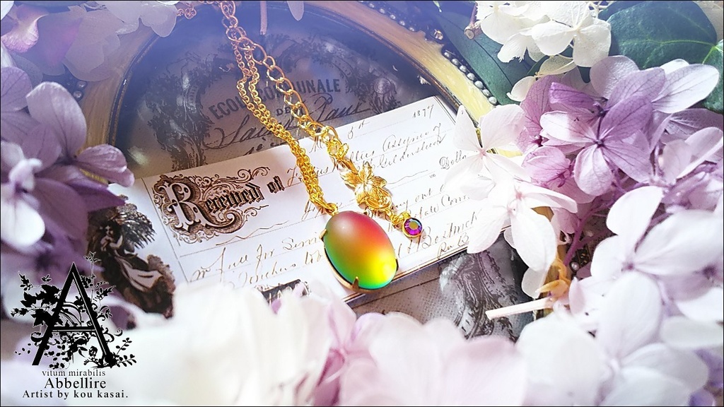 黄昏時の優美なグラデーションネックレス