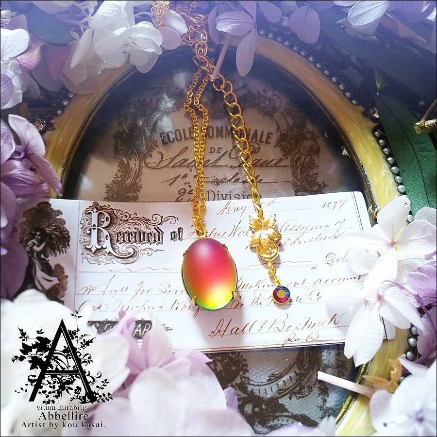 黄昏時の優美なグラデーションネックレス