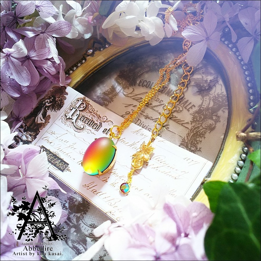 黄昏時の優美なグラデーションネックレス