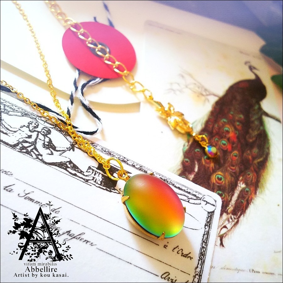 黄昏時の優美なグラデーションネックレス