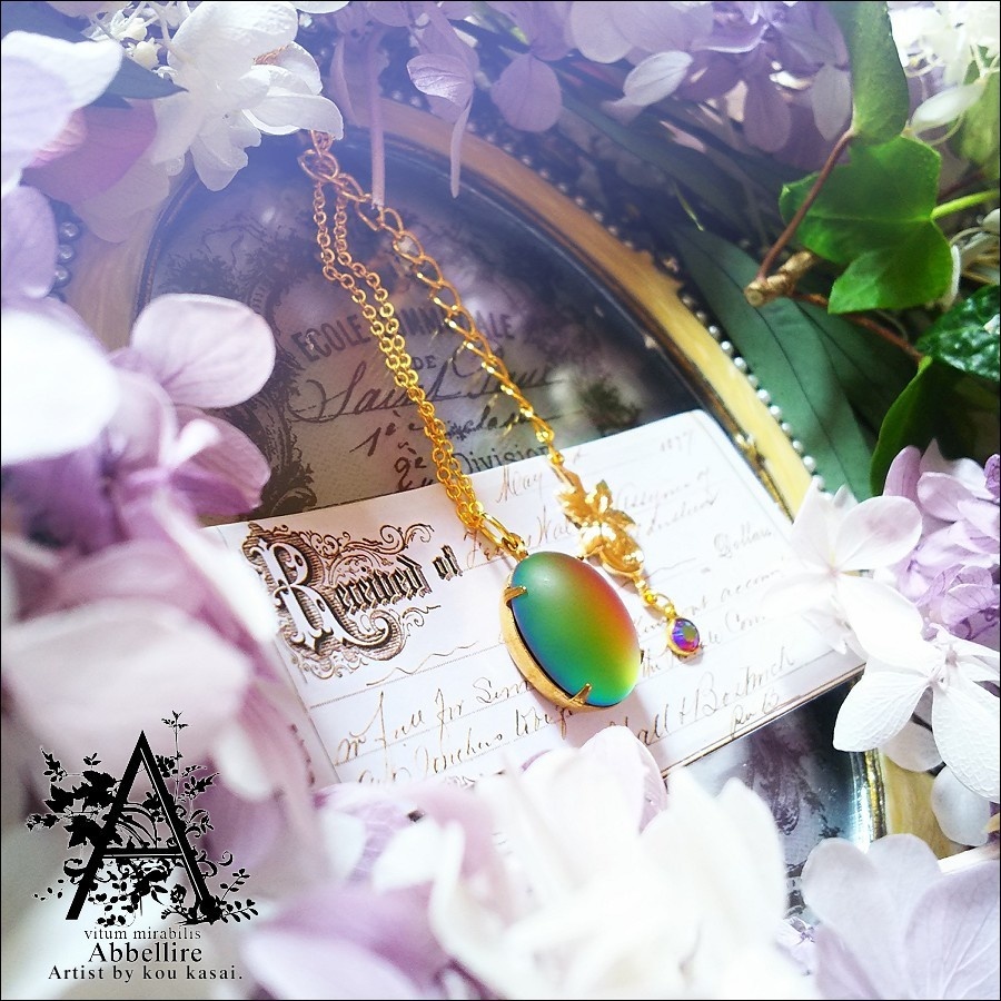 黄昏時の優美なグラデーションネックレス