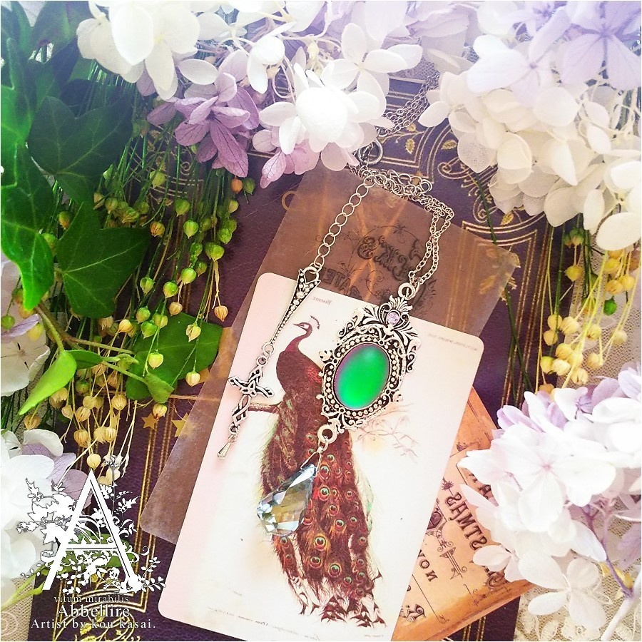 移ろう色彩のクラシカルネックレス