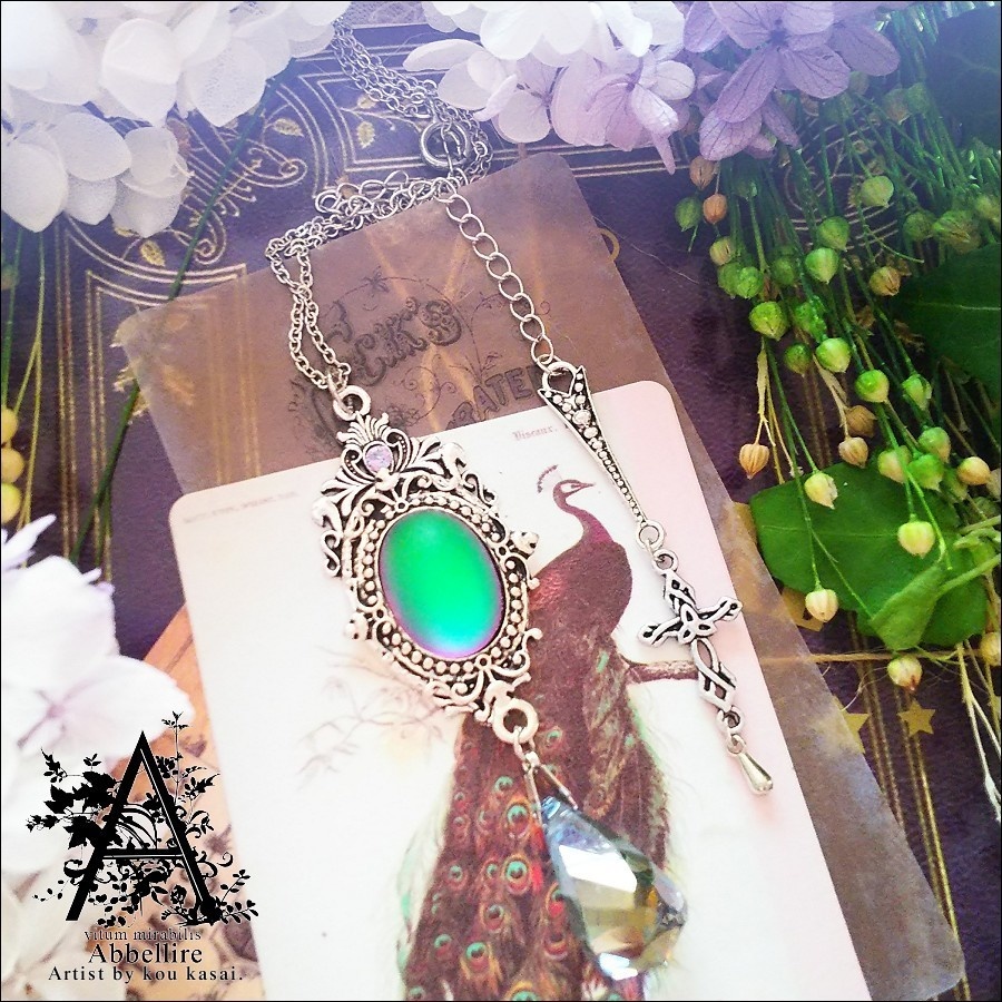 移ろう色彩のクラシカルネックレス