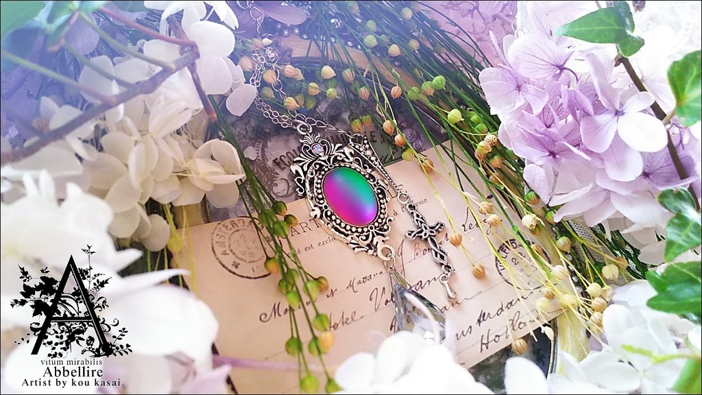 移ろう色彩のクラシカルネックレス