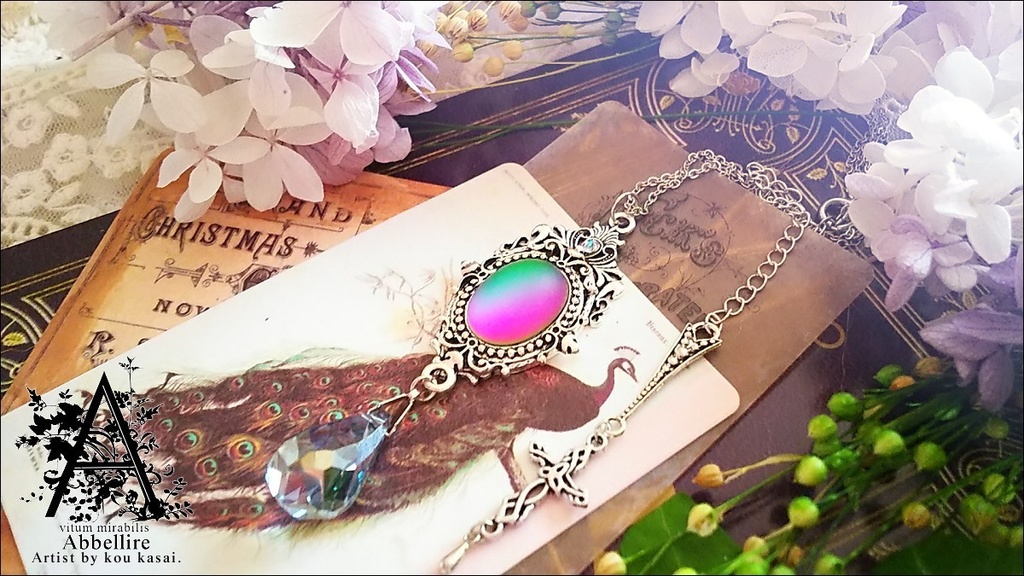 移ろう色彩のクラシカルネックレス