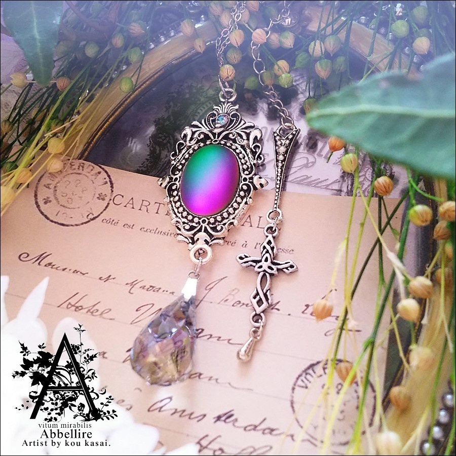 移ろう色彩のクラシカルネックレス