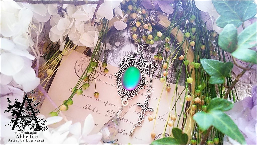 移ろう色彩のクラシカルネックレス