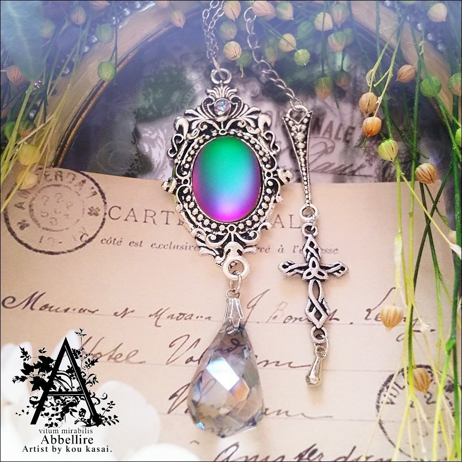 移ろう色彩のクラシカルネックレス