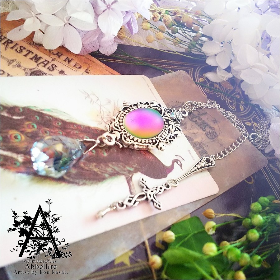 移ろう色彩のクラシカルネックレス