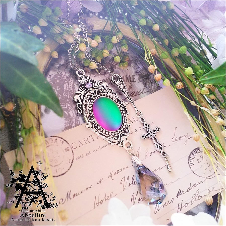 移ろう色彩のクラシカルネックレス