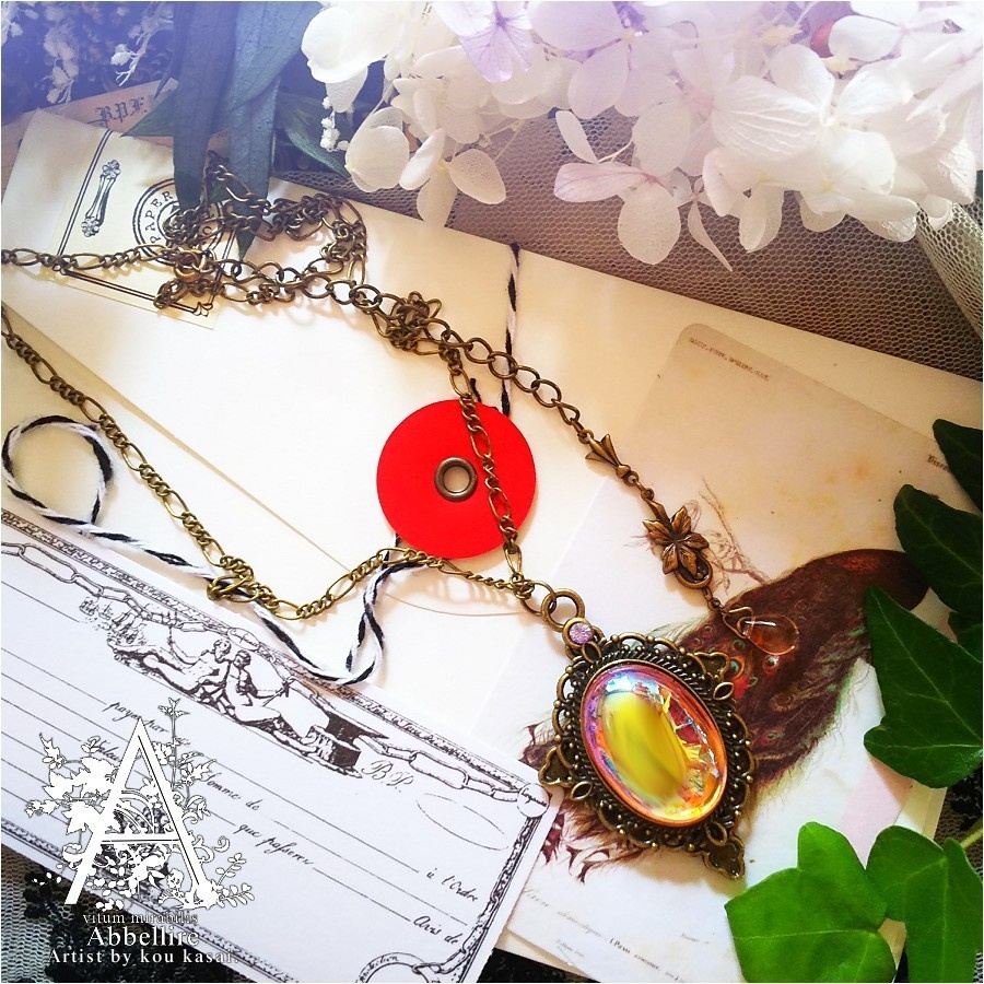 艶やかなローズカラーのネックレス