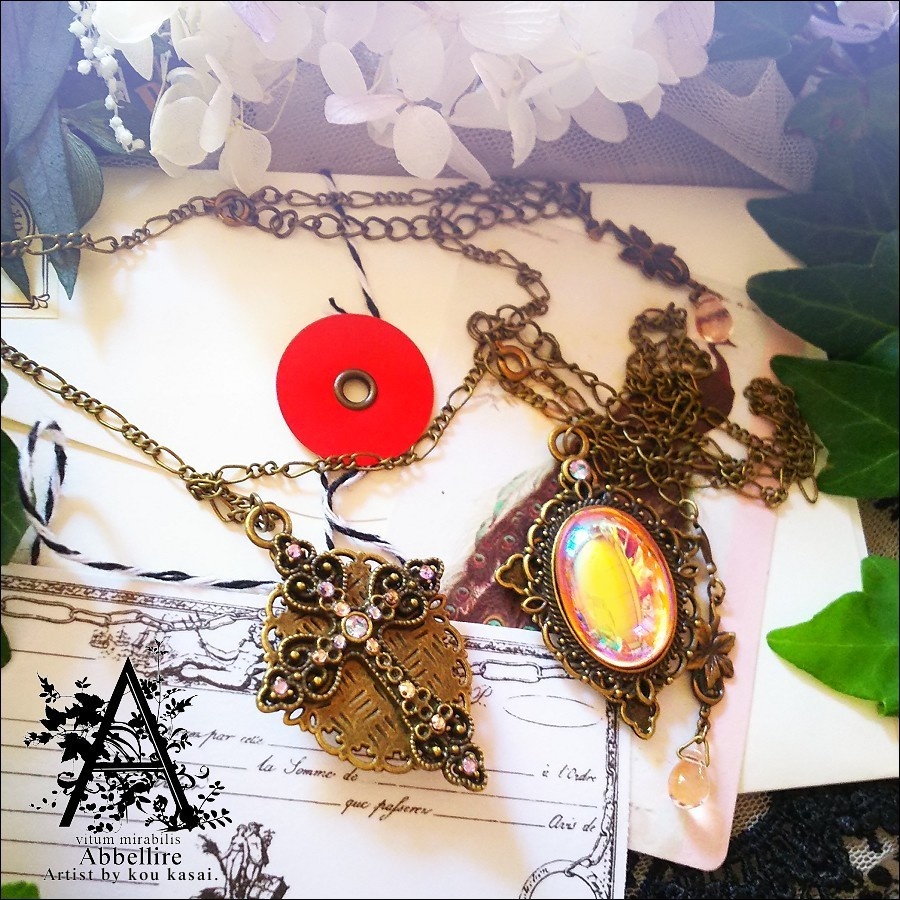 艶やかなローズカラーのネックレス