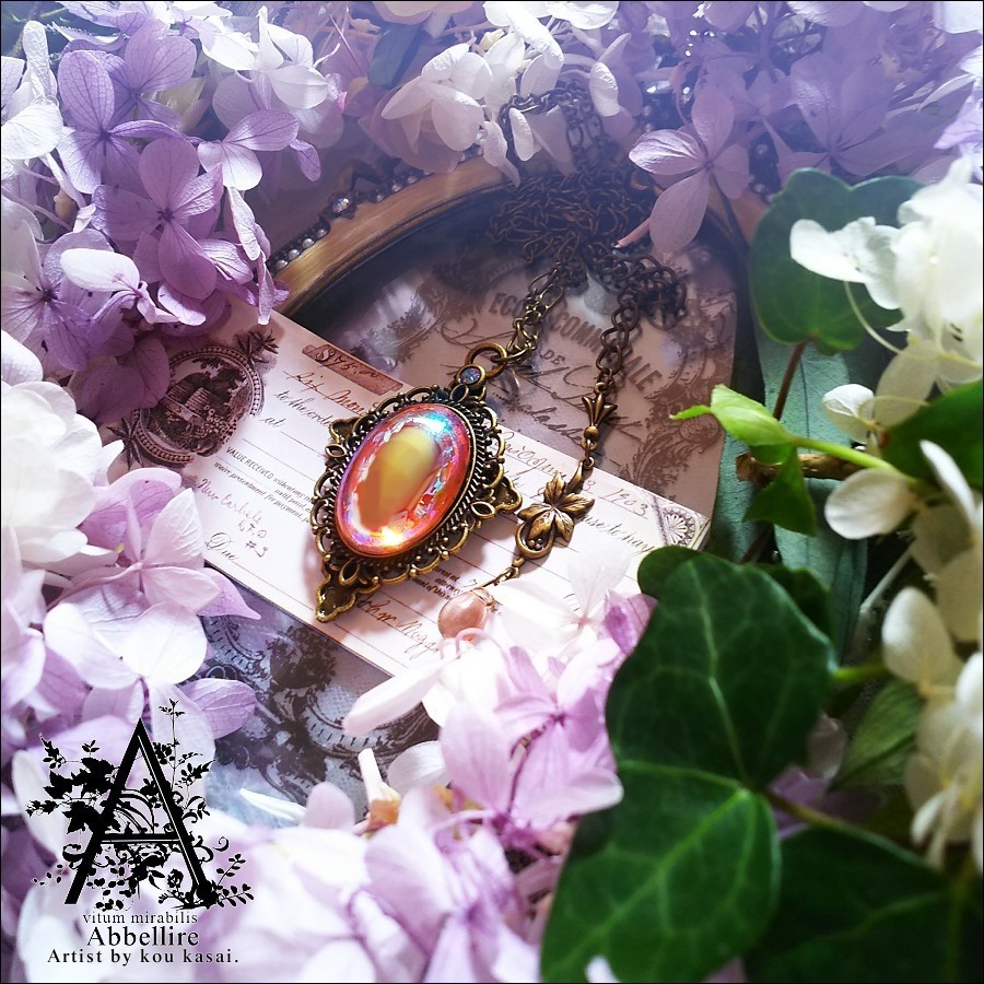 艶やかなローズカラーのネックレス