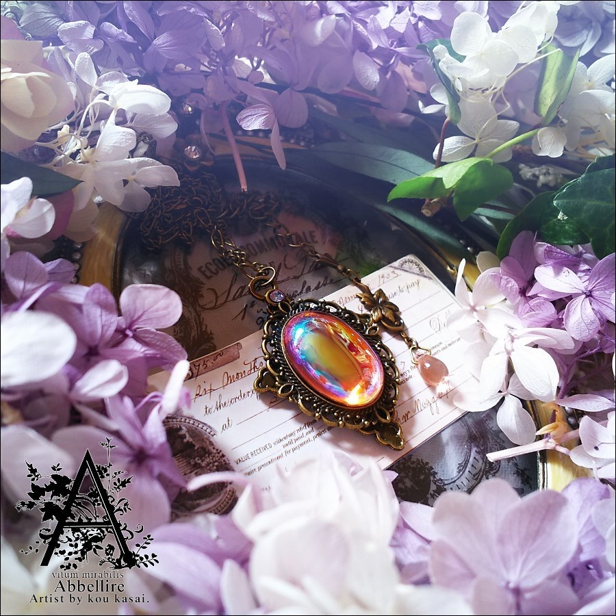 艶やかなローズカラーのネックレス