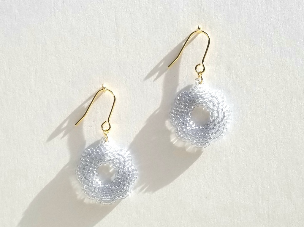 ビーズ刺繍のピアス・イヤリング（ライトグレー）
