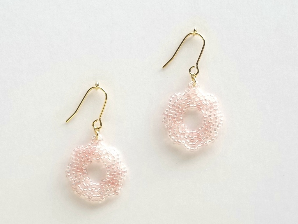 ビーズ刺繍のピアス（ふんわりピンク）