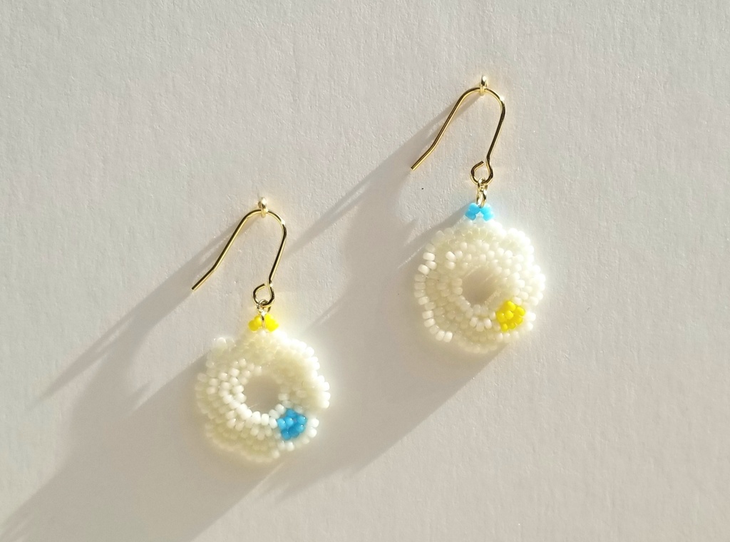 ビーズ刺繍のピアス・イヤリング（レゴカラー）