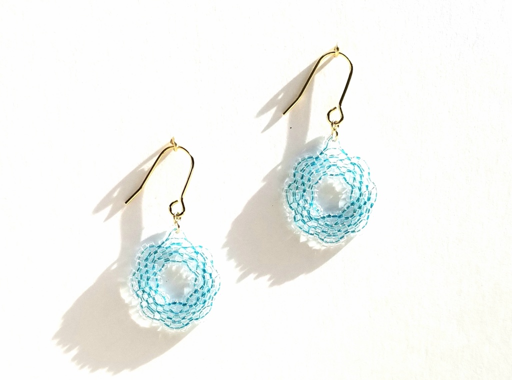 ビーズ刺繍のピアス（クリアブルー）