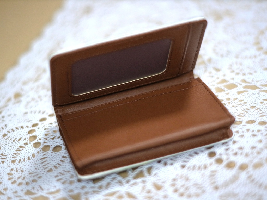 恐竜 レザー製名刺入れ お出かけを楽しく