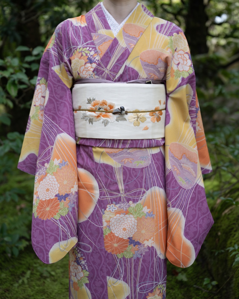 即納: 菊立涌に花薬玉紋様 反物