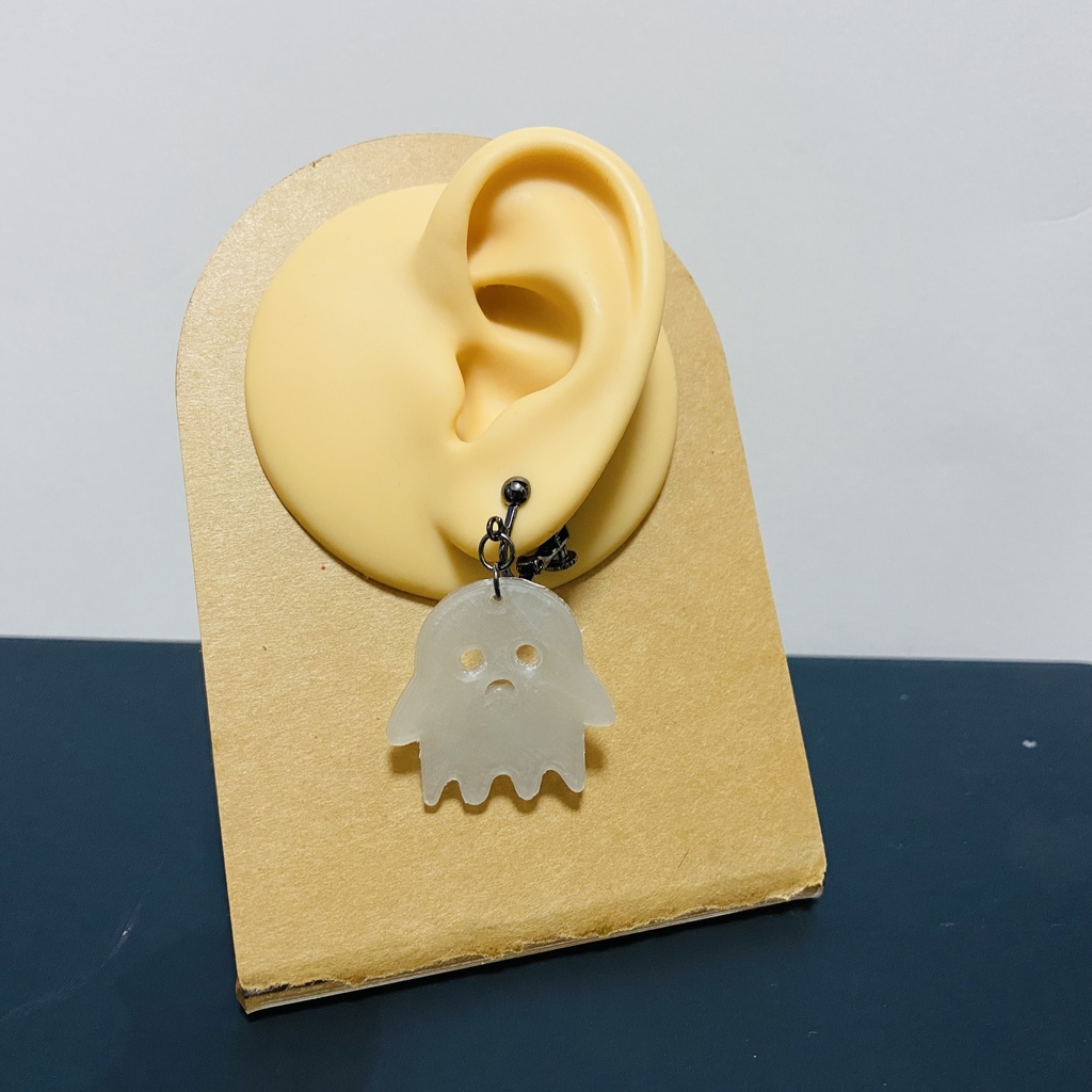 こまったおばけちゃんの青色発光イヤリング