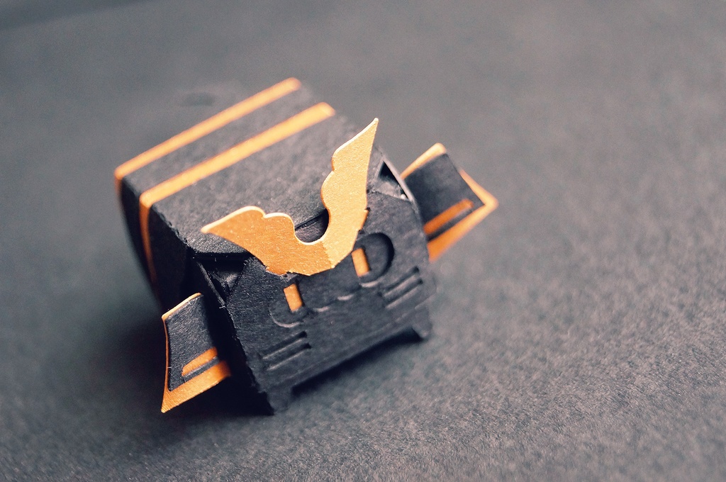 はこねこ よろいかぶと くろ