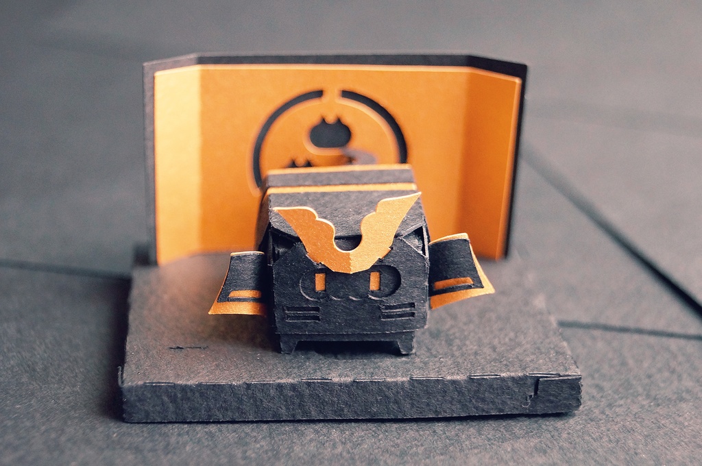 はこねこ よろいかぶと くろ