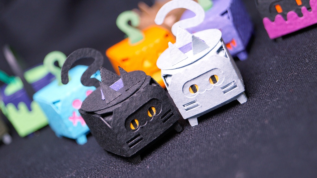 はこねこ いたずらねこ くろ