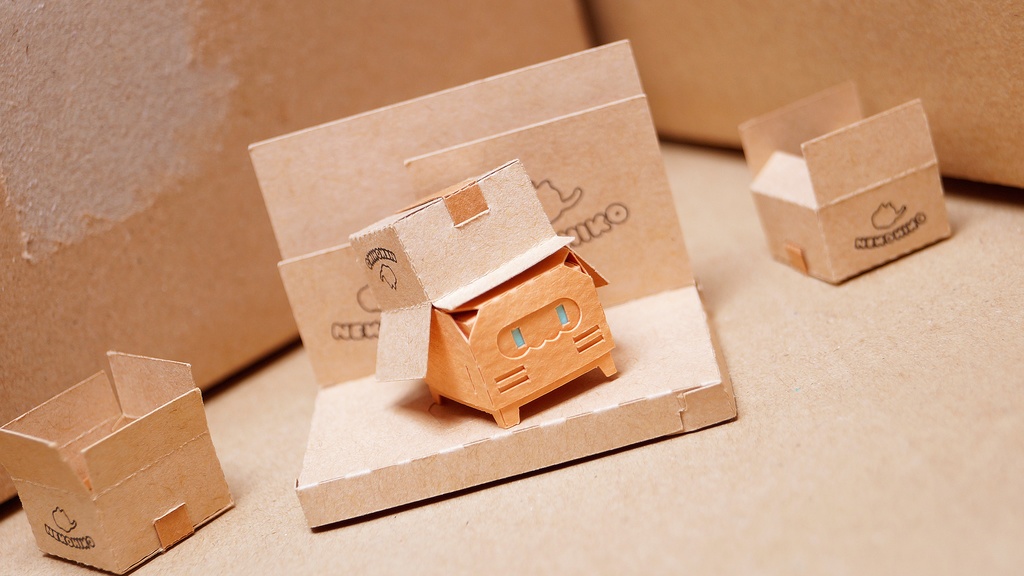 はこねこ　ダンボールつむり　ひだまり