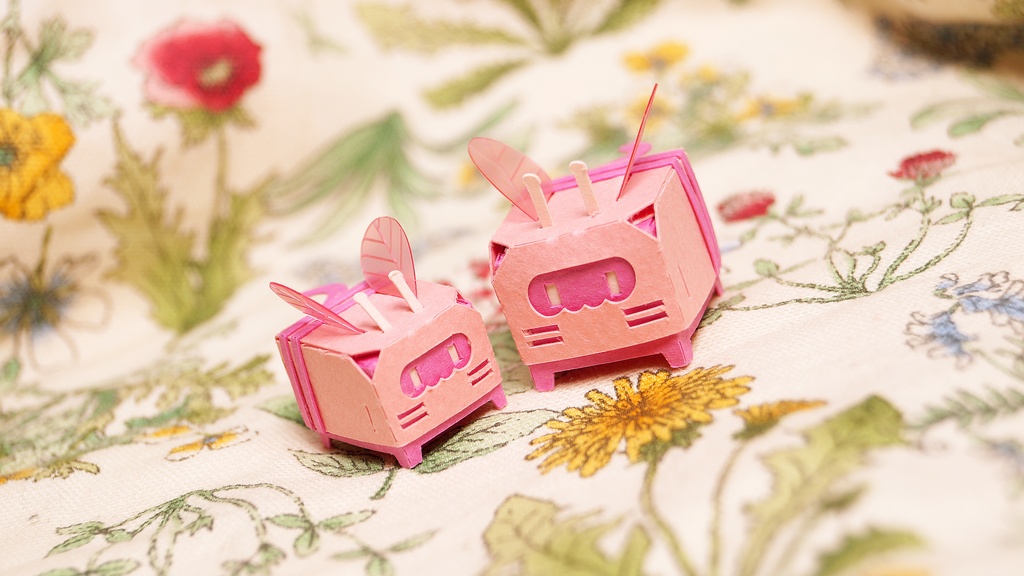 はこねこ みつばちのおやこ ピンク