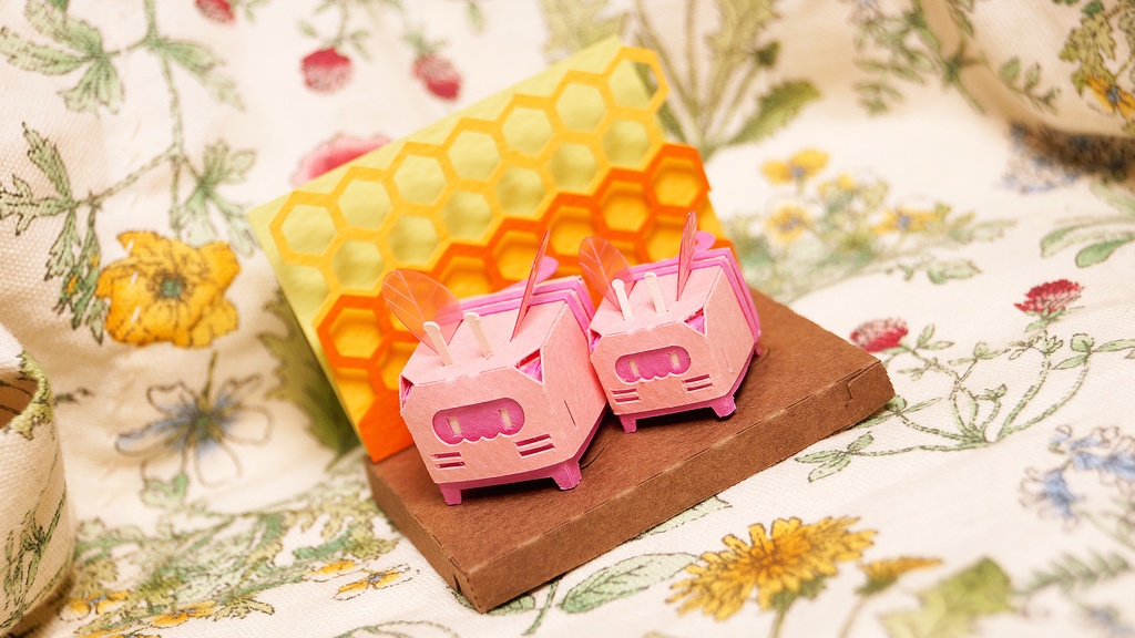 はこねこ　みつばちのおやこ　ピンク