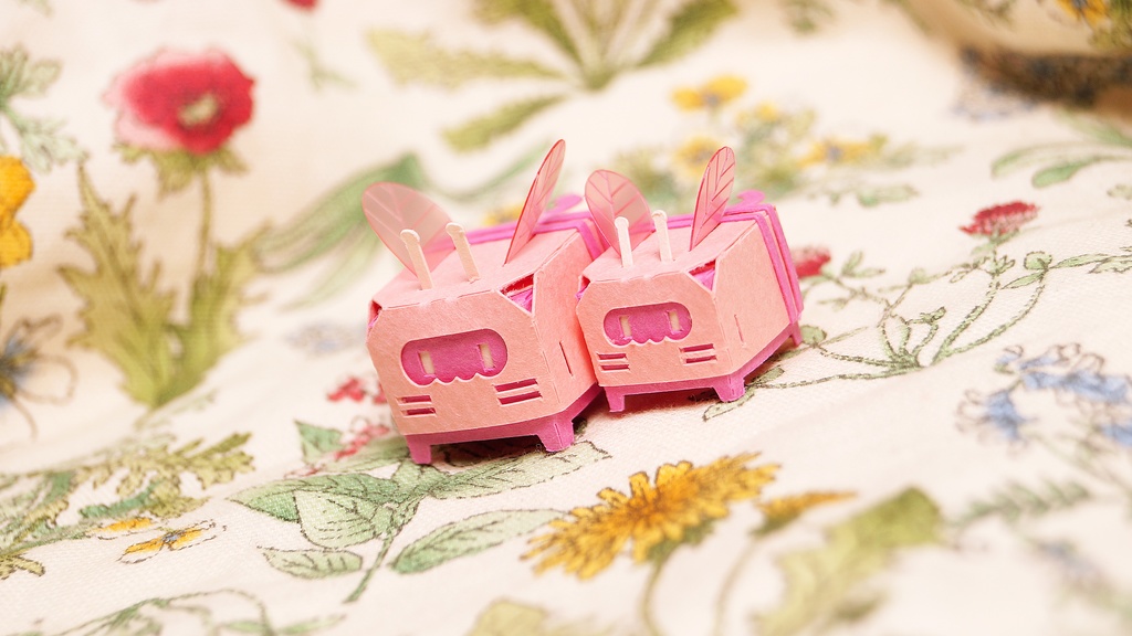 はこねこ みつばちのおやこ ピンク