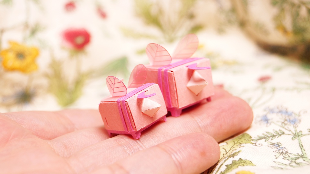 はこねこ みつばちのおやこ ピンク