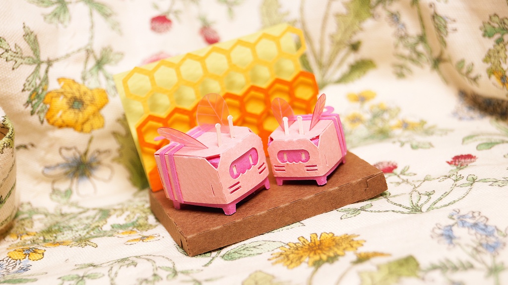 はこねこ みつばちのおやこ ピンク