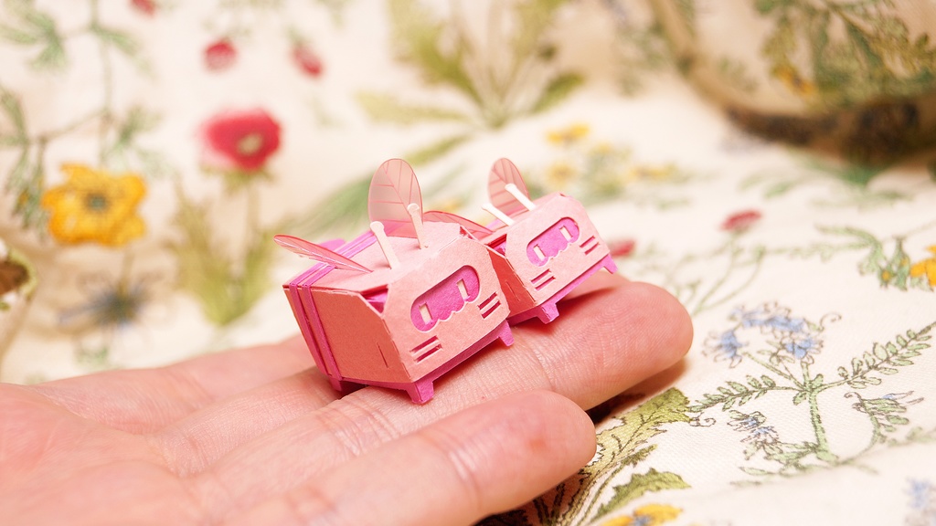 はこねこ みつばちのおやこ ピンク