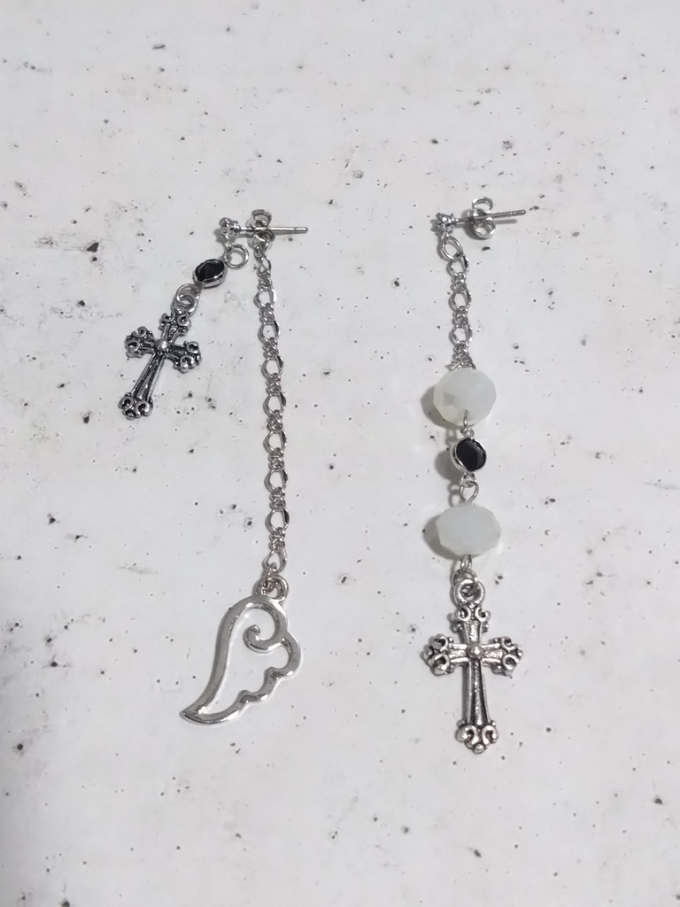 ゴシック十字架ピアス