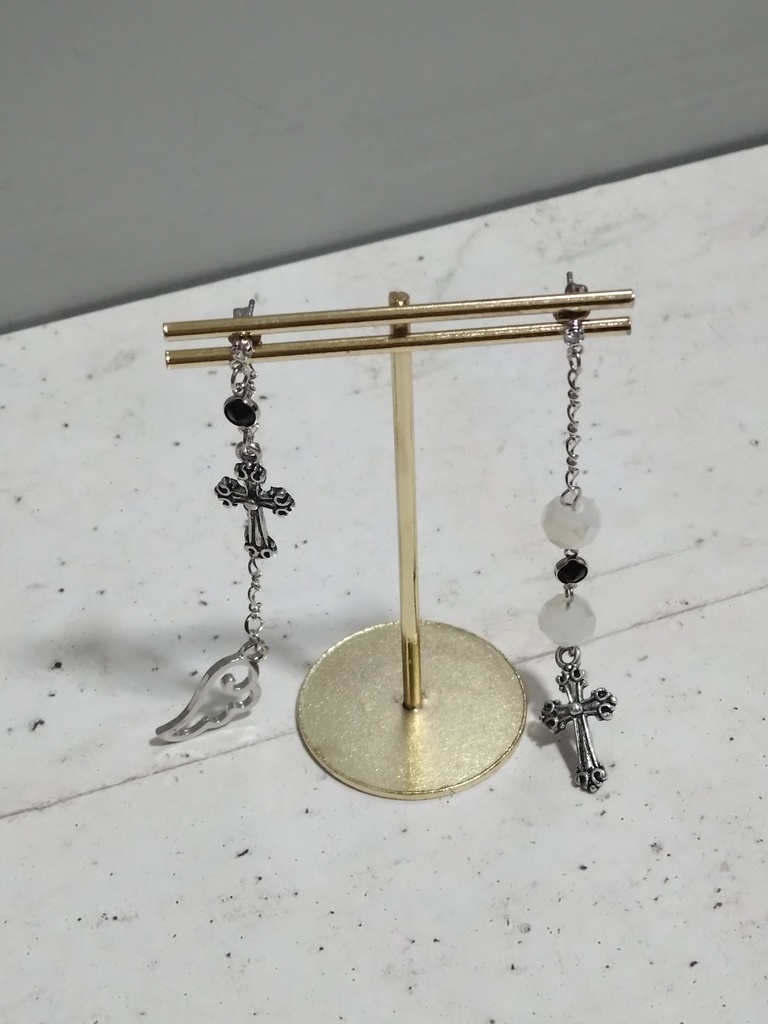 ゴシック十字架ピアス