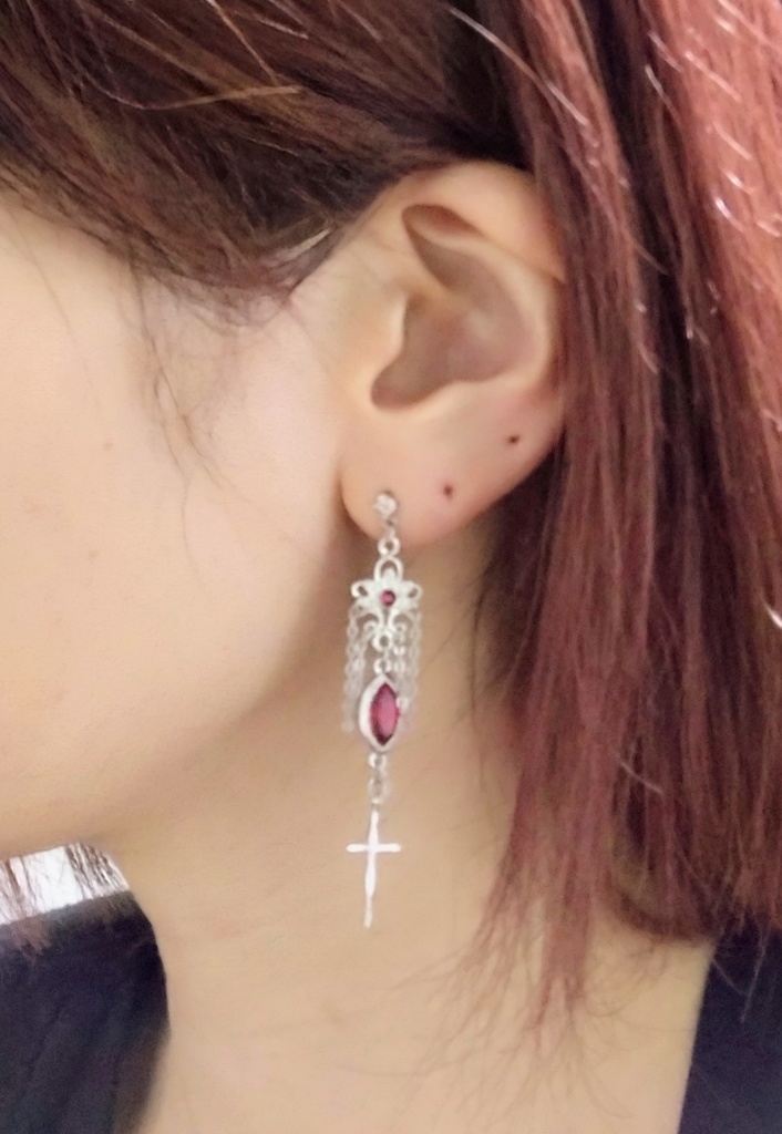 フローラル十字架ピアス