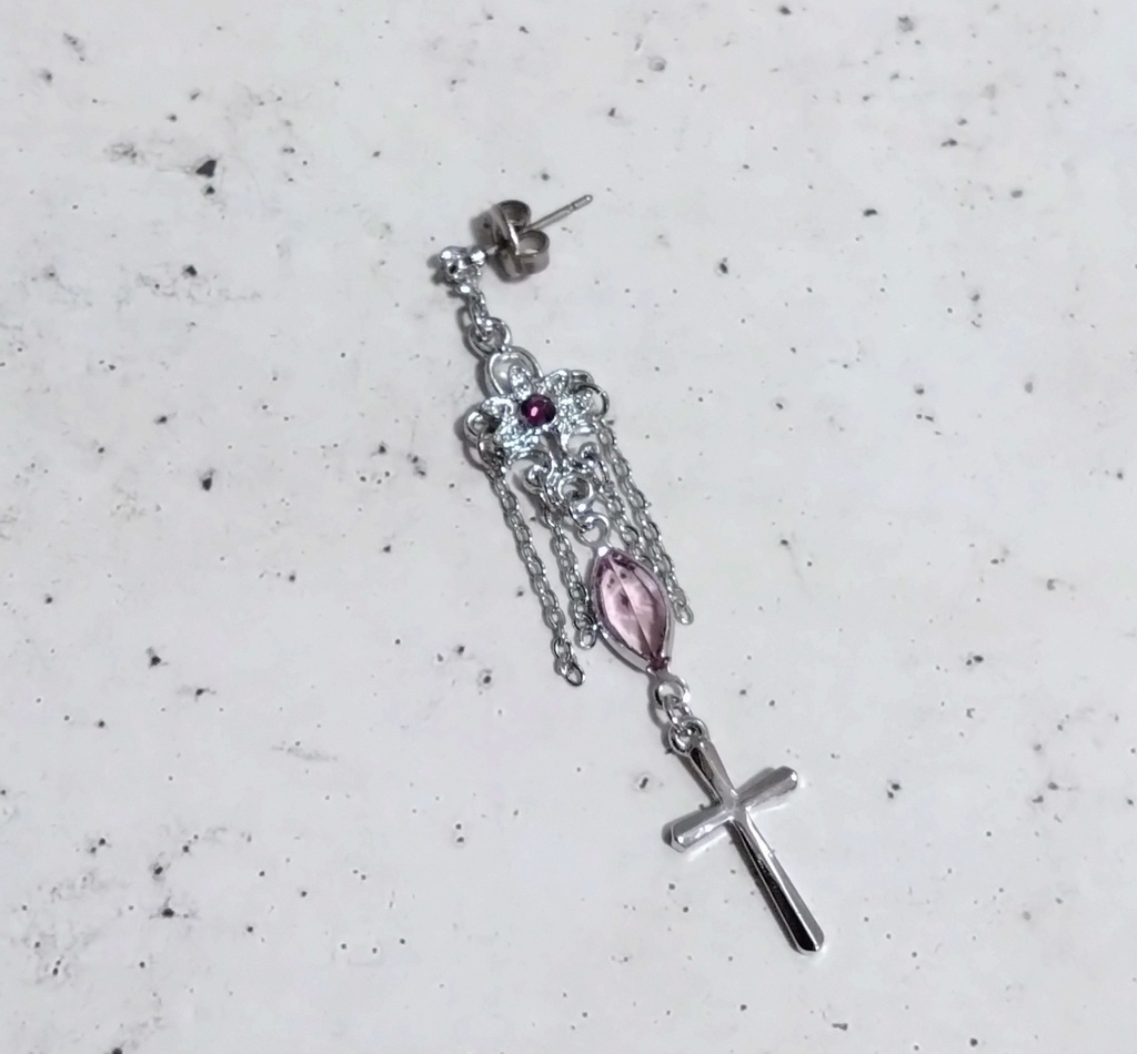 フローラル十字架ピアス