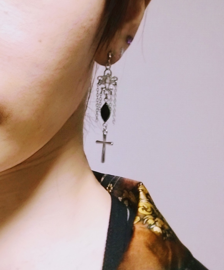 フローラル十字架ピアス