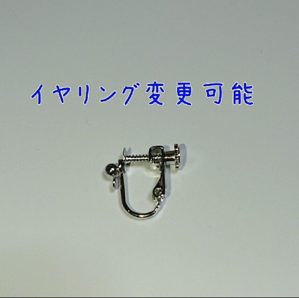 キラキラ揺れる月と蝶ピアス