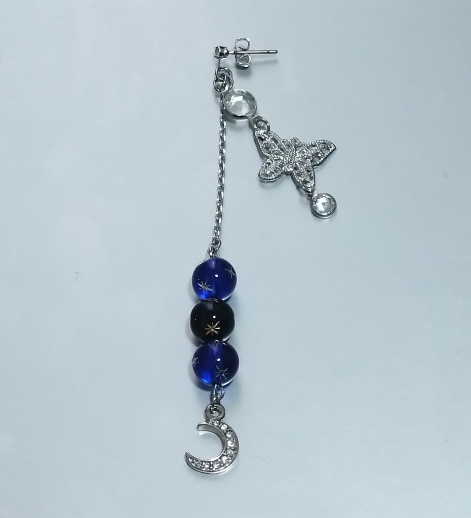 キラキラ揺れる月と蝶ピアス