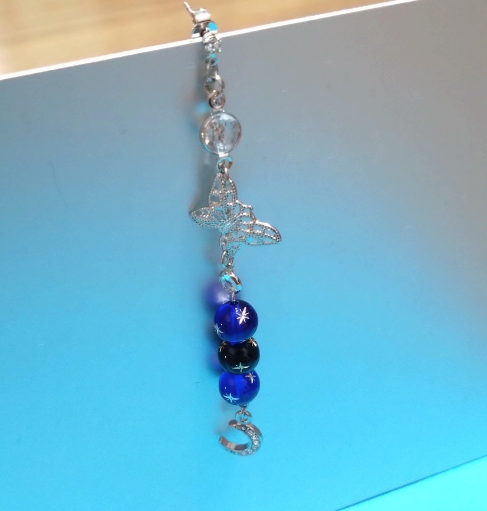 キラキラ揺れる月と蝶ピアス