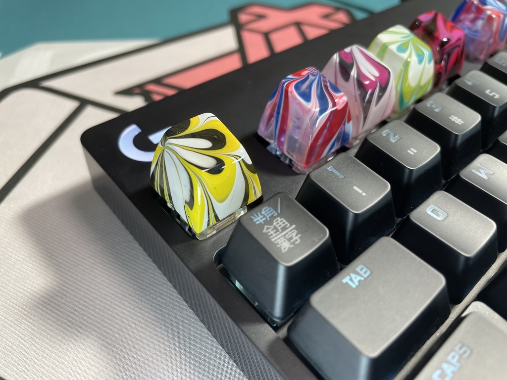 トリコマーブルキーキャップ(黄、黒、白)